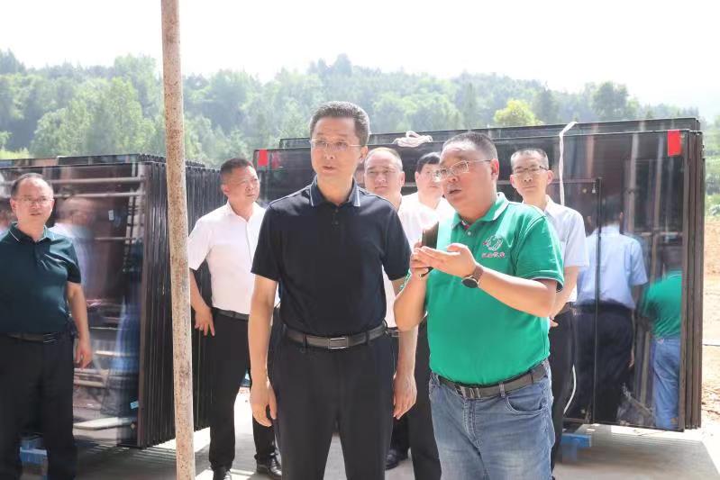通江縣縣委書記李玉甫、縣委副書記、縣長譚青松率隊(duì)來公司調(diào)研