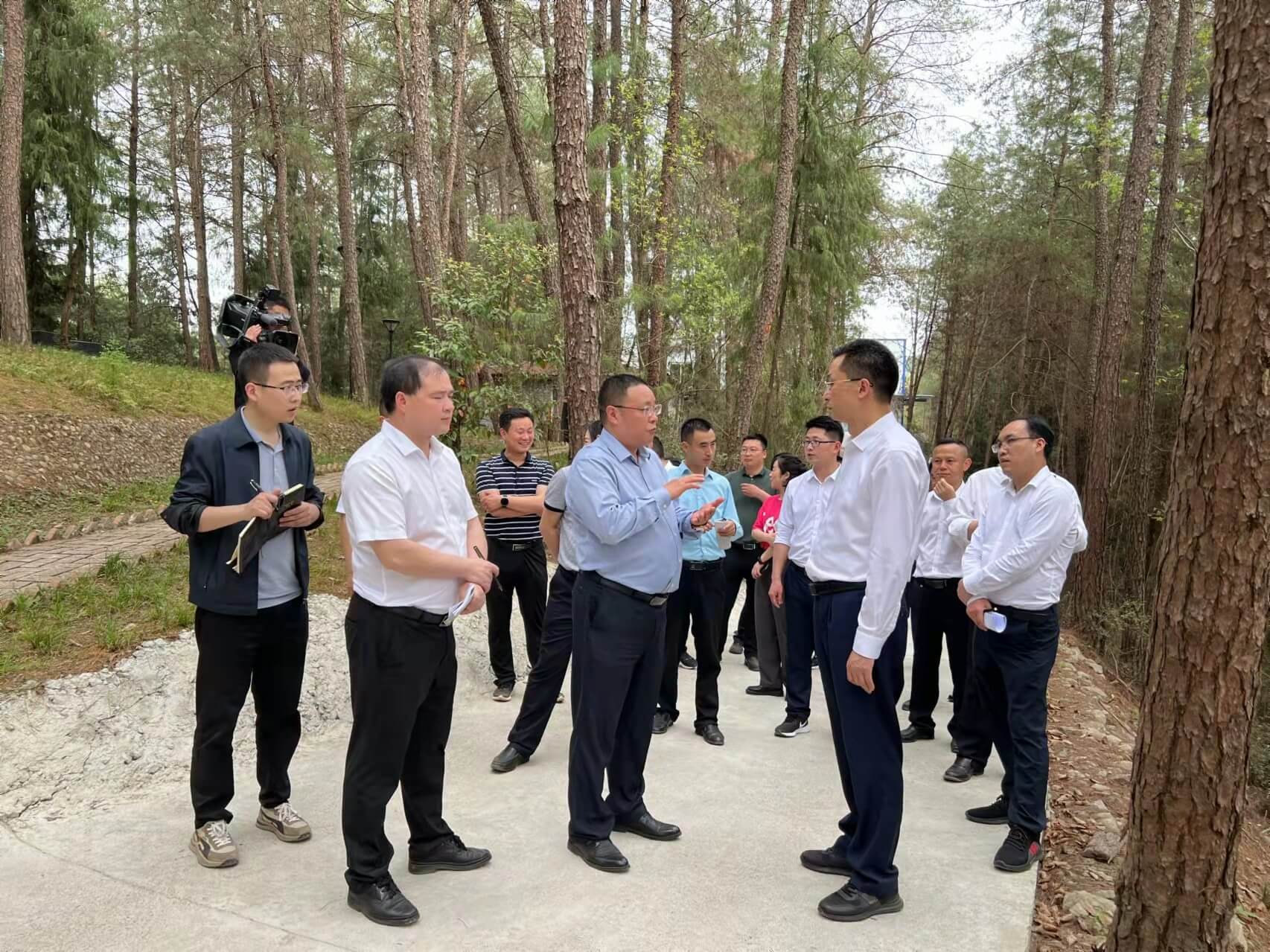 通江縣縣委書記李玉甫帶領(lǐng)發(fā)改、財政、經(jīng)信等部門負責(zé)人等一行來公司調(diào)研