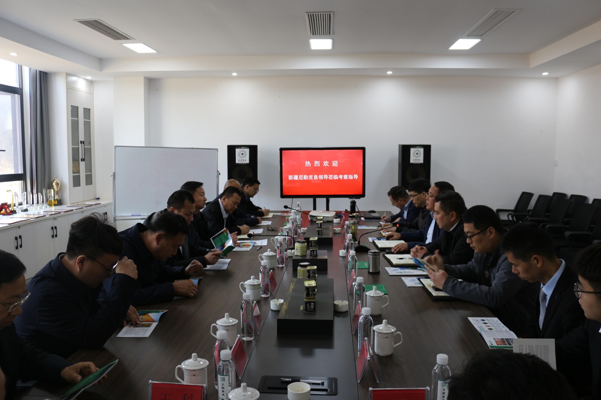 新疆尼勒克縣移三泰常委、常務(wù)副縣長等一行蒞臨我公司考察指導(dǎo)